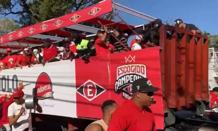 Cientos de fanáticos participan este miércoles en la caravana de los campeones nacionales de béisbol los Leones del Escogido.