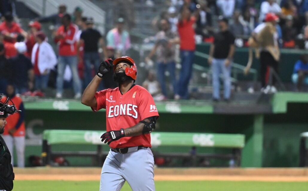 Yamaico Navarro remolca cinco con jonrón y grand slam en vencimiento de Escogido sobre Estrellas