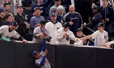 MLB veta a dos fanáticos de los Yankees por interferir con Mookie Betts en la Serie Mundial