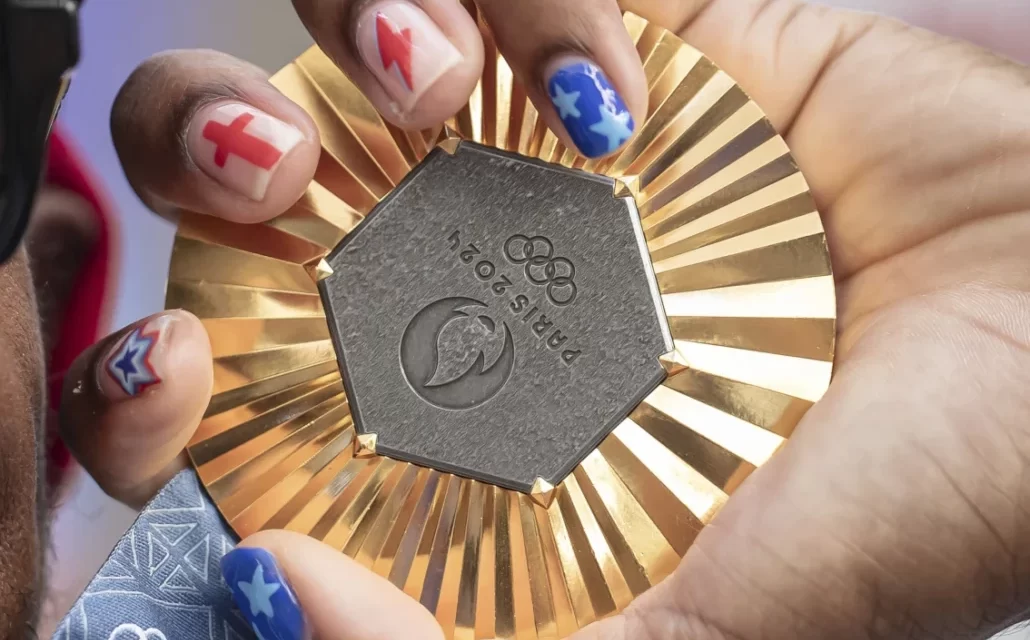 Atletas de París 2024 solicitan reemplazo de medallas por daño prematuro