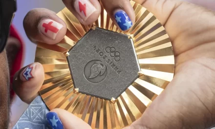 Atletas de París 2024 solicitan reemplazo de medallas por daño prematuro