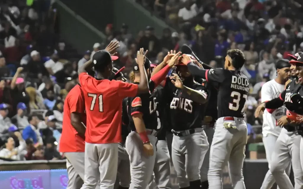 Leones del Escogido propinan paliza a Tigres del Licey