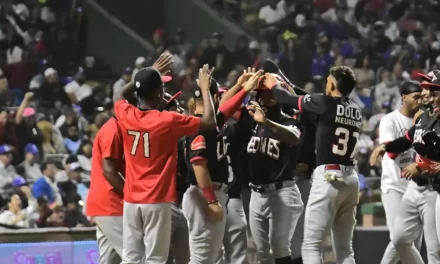 Leones del Escogido propinan paliza a Tigres del Licey