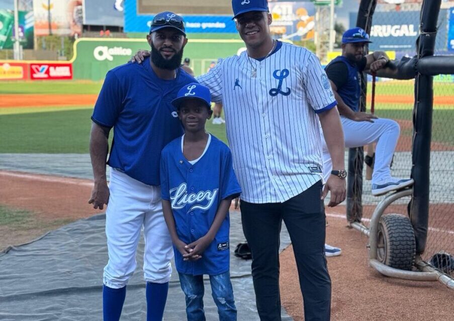 Leonardo cumple su sueño: conoce a Soto y Bonifacio; lanzará primera paparrucha en movilidad Licey-Águilas