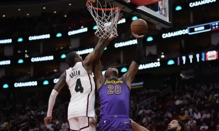 Robo tardío de Fred VanVleet ayuda a los Rockets a vencer a los Lakers