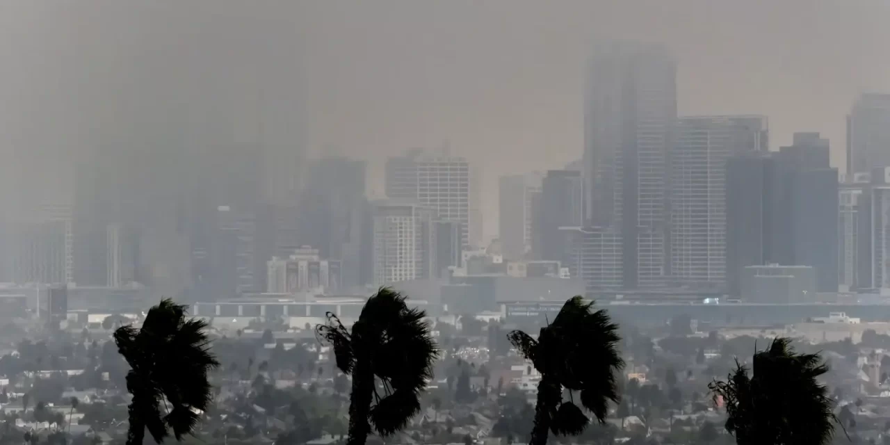 La NHL pospone el partido en casa de los LA Kings contra Calgary correcto a los incendios forestales mientras la NFL y la NBA monitorean la situación