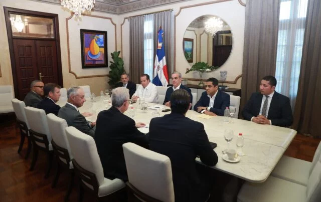 Presidente Abinader se reúne con comisionado de MLB Rob Manfred