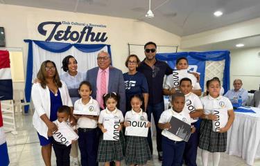 Nelson Cruz reconoce a estudiantes y personalidades del sector sanidad en Las Matas de Santa Cruz