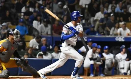 Tigres del Licey propinan blanqueada a Águilas Cibaeñas
