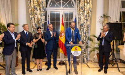 Juan Luis Guerra recibe una parcela de la Orden Real de Isabel La Católica en Santo Domingo