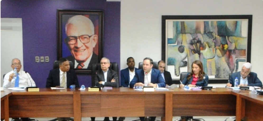 Danilo insta a los titulares de los secretarios de la PLD a permanecer atentos a las acciones del gobierno