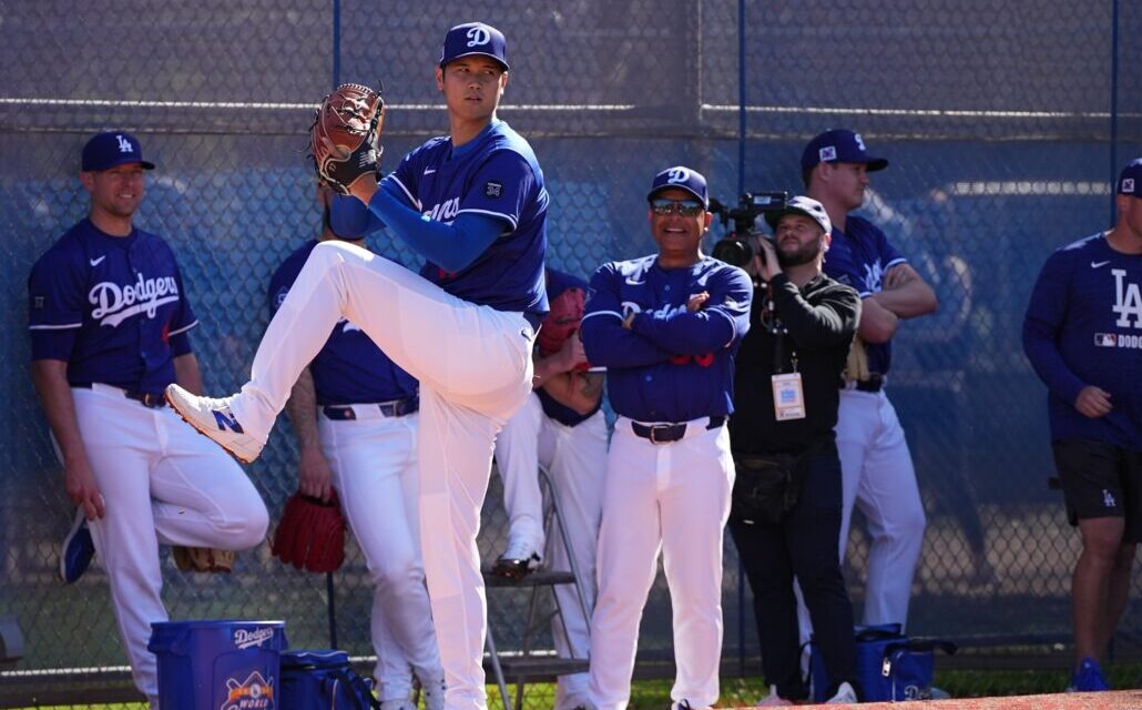 Shohei Ohtani garrocha su primera sesión de bullpen con los Dodgers