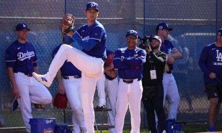 Shohei Ohtani garrocha su primera sesión de bullpen con los Dodgers