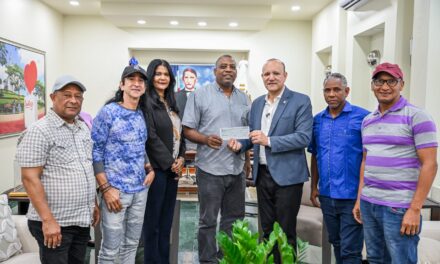 Oficina de Alcalde de Santiago Entrega Segunda salida de fortuna a grupos de lechones para el Carnaval 2025