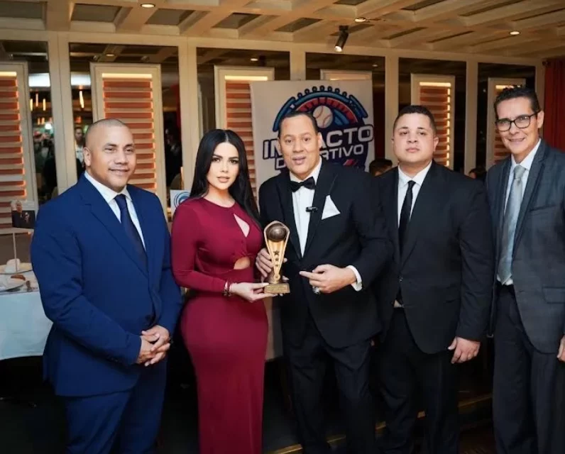 Franklin Mirabal recibe el premio Narrador Latino del Año