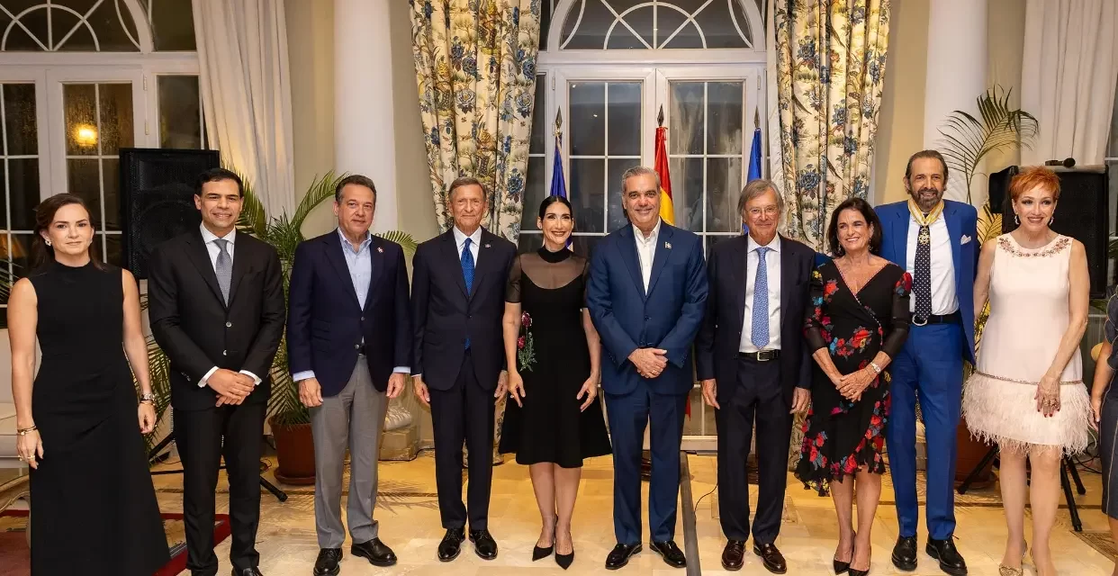 Juan Luis Guerra honrado con la Orden de Isabel de España la Católica