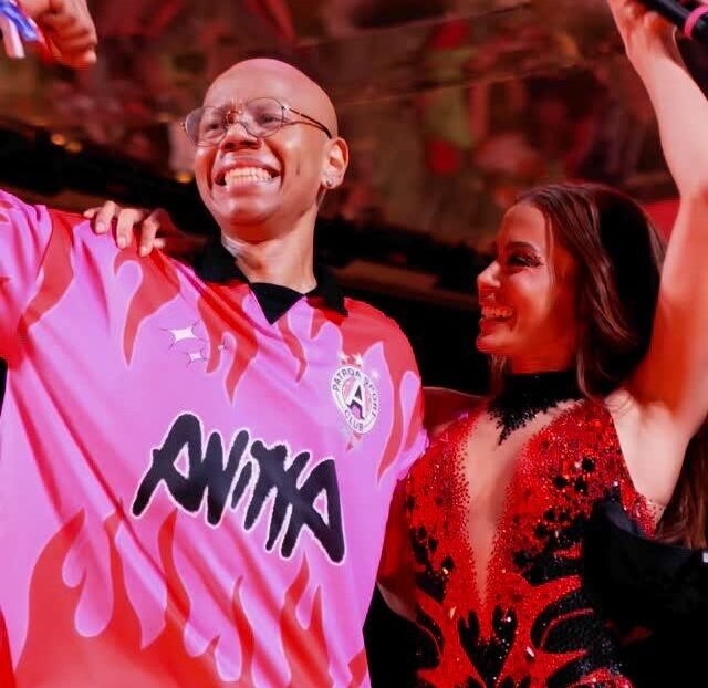 Anitta cumple con un fanático diagnosticado con cáncer al permitirle cabriolar con ella en el proscenio