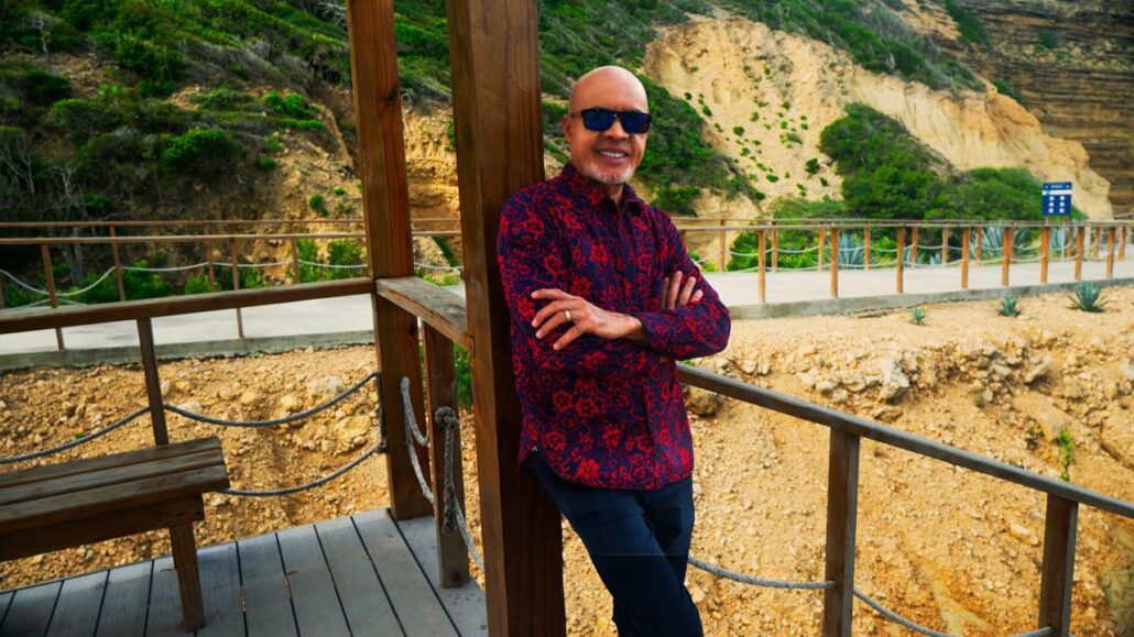 El cantante -writer Enrique Féliz anunció el estreno de su nuevo tema y video «Atmósfera de fiesta»