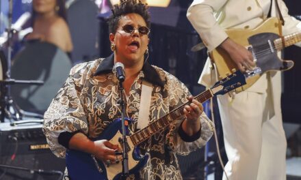 Los bomberos de honor del Grammy y celebran la ciudad de Los Ángeles al principio