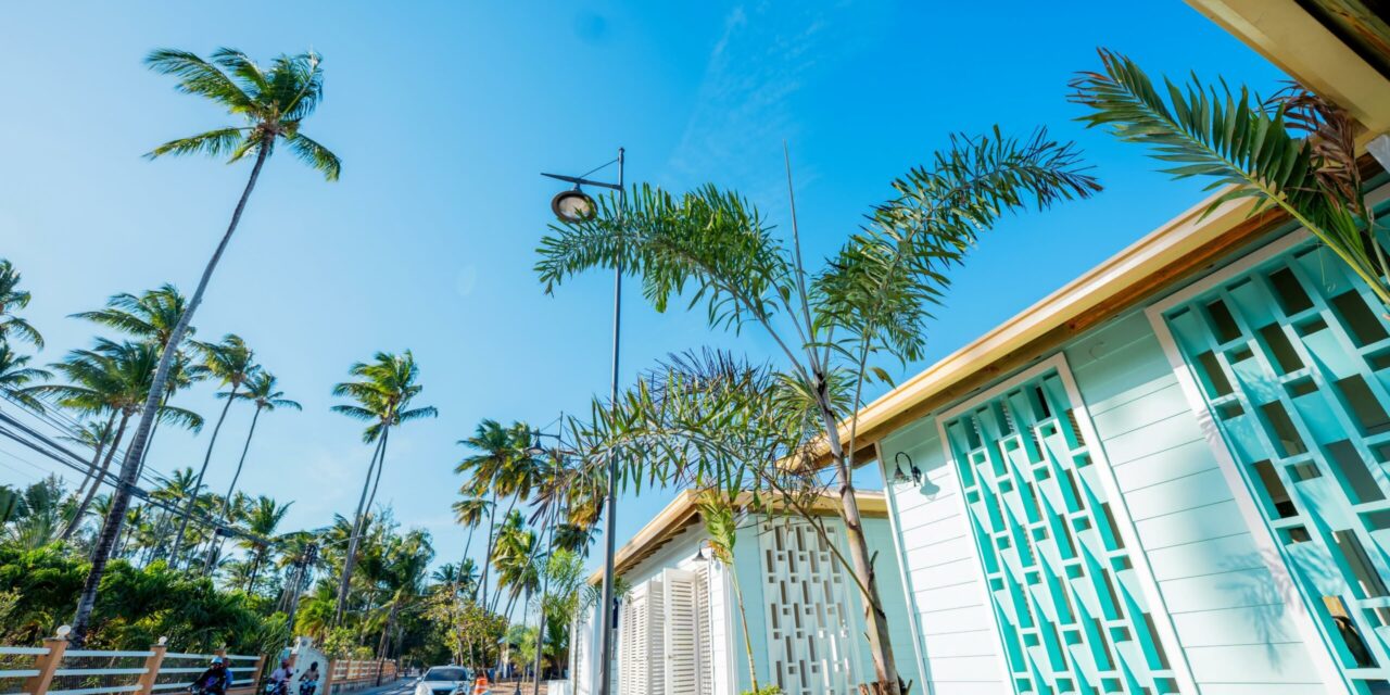 Abinader y Collado presentan la plaza del pueblo de los pescadores en Las Terrenas