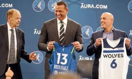 Dueño de los Timberwolves debe completar traspaso a Alex Rodríguez