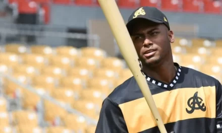 Escogido recibe a Canario y Devers, envía a Berroa y Corniel a Águilas