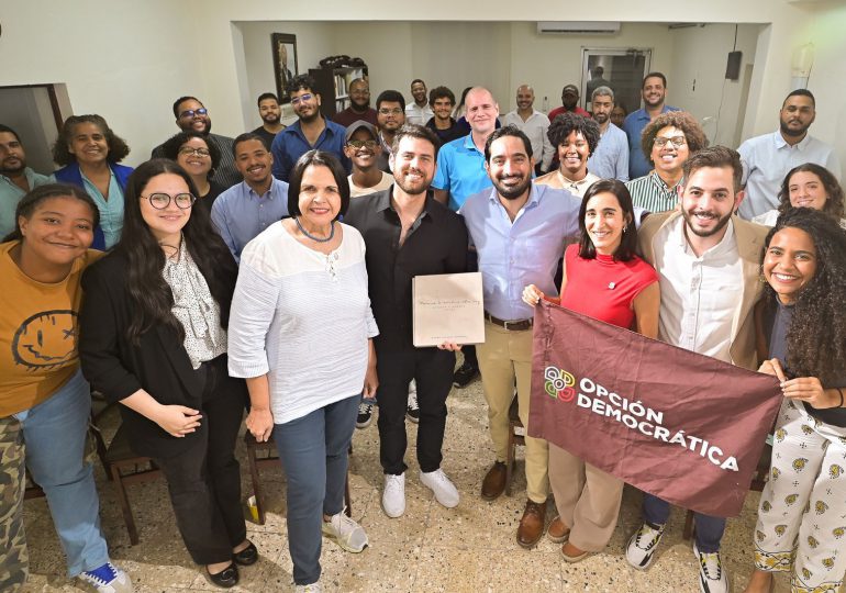 Diputado chileno Diego Ibáñez participa en una conversación en opción democrática