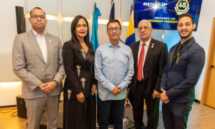 La cirugía plástica del Hospital Gautier hace la conferencia para su 48 aniversario