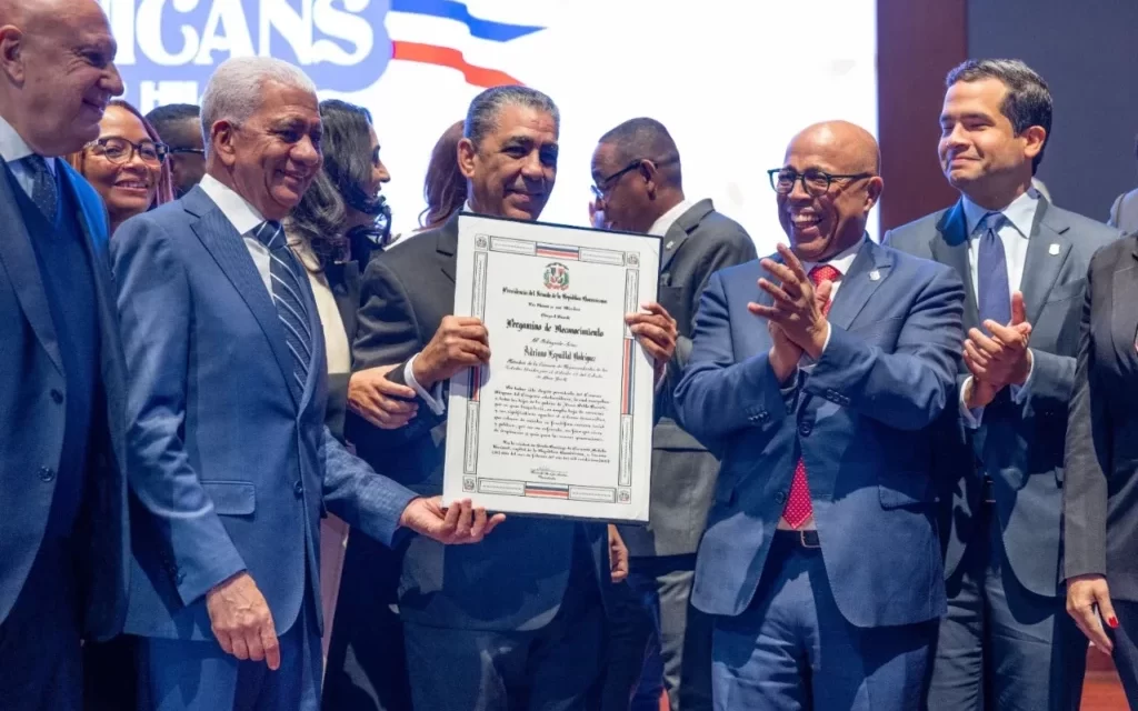 El Congreso Dominicano honra a Adriano Espaillat por sus contribuciones