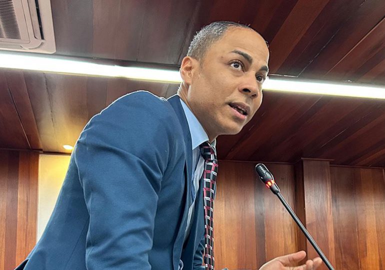 El concejal de opciones demócratas en Santiago denuncia la irregularidad en la compra de tierras