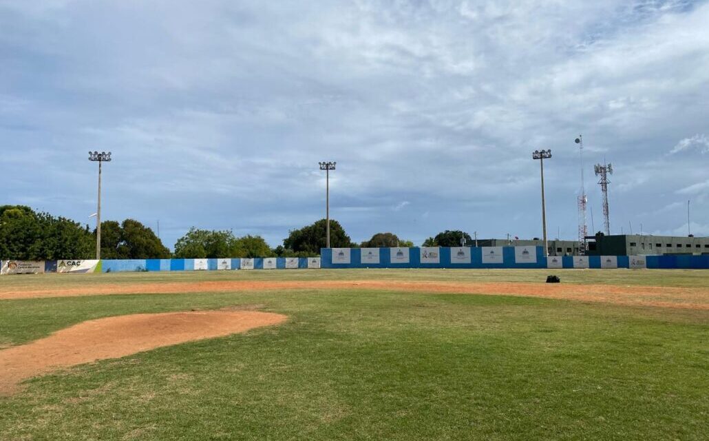 INEFI realiza operante de mantenimiento en el Estadio de Béisbol Nadin Hazoury de Barahona