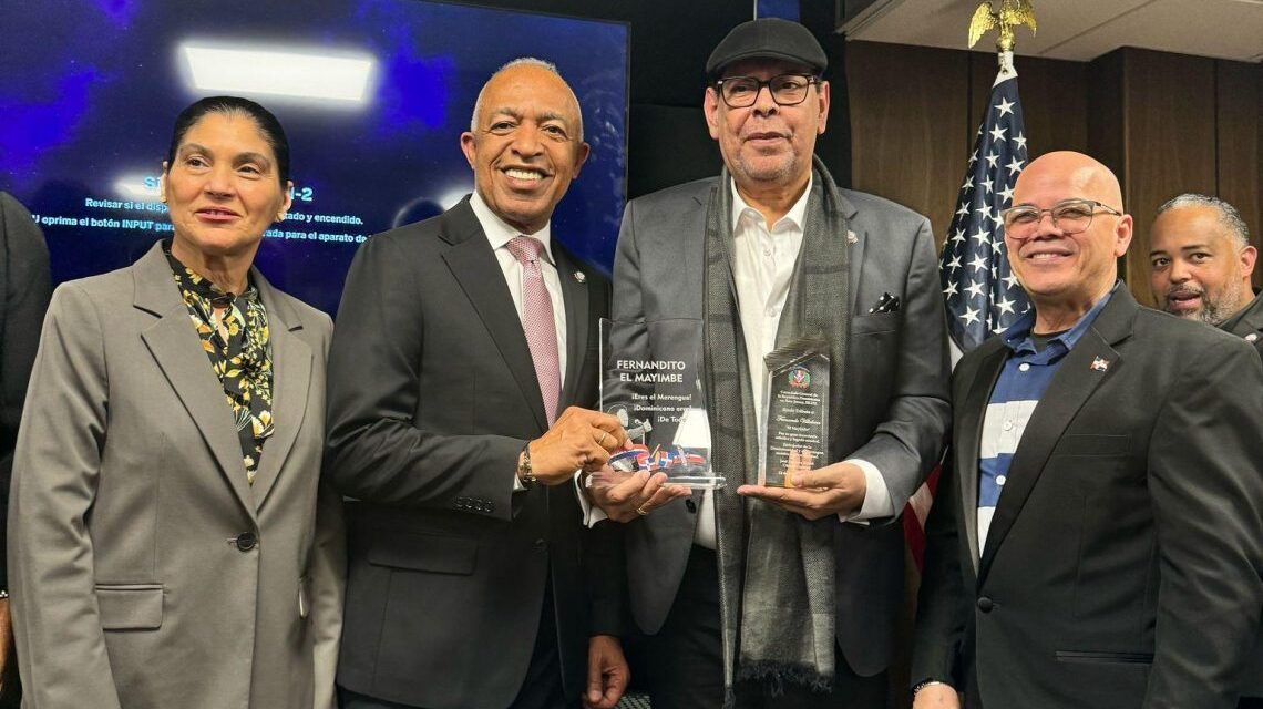 Fernando Villalona honrado por el Consulado Dominicano en Nueva Jersey