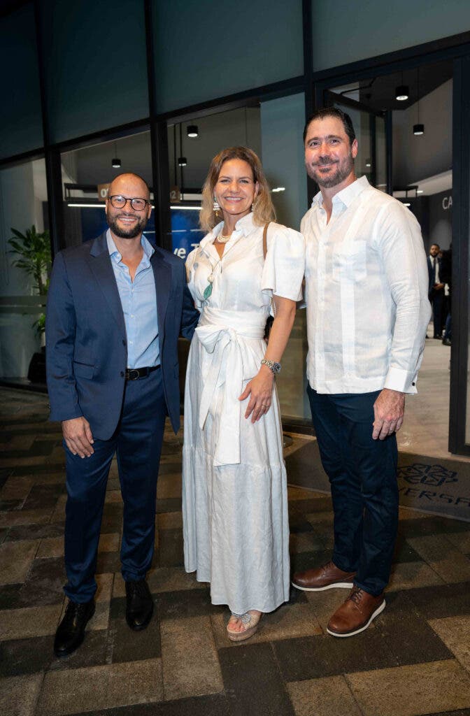 Foto 4: Caonabo Almonte, Karla Brugal y Augusto Fernández