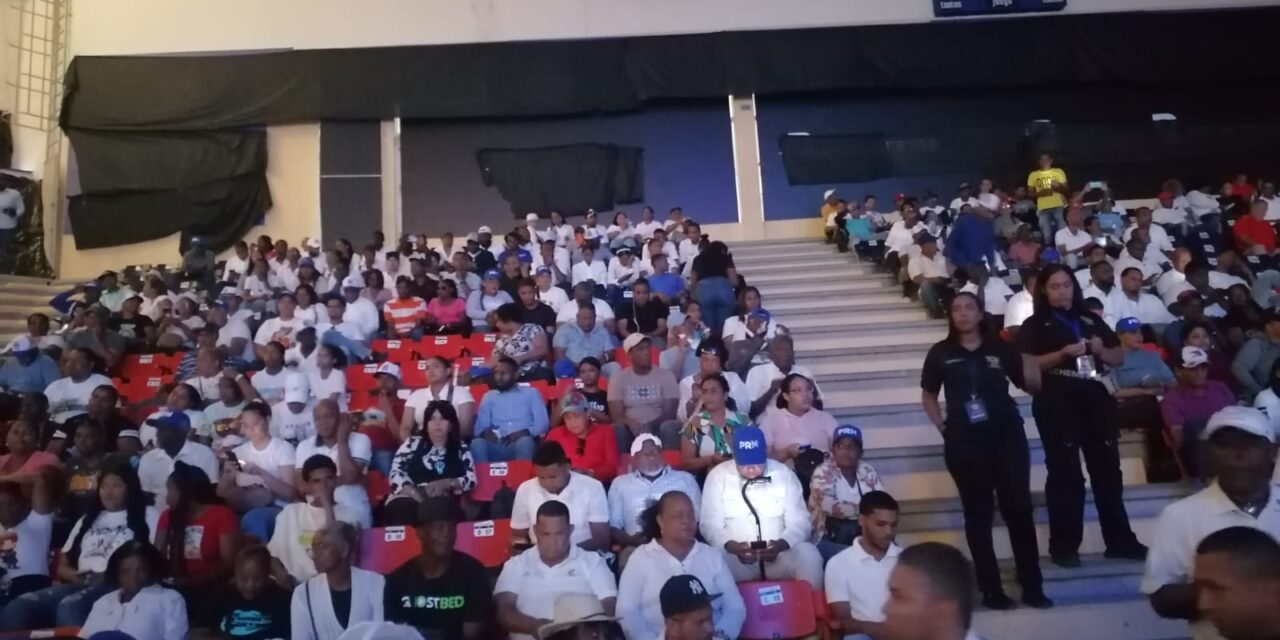 Los perremeists comienzan a ascender al Centro Olímpico para participar en el décimo aniversario del PRM