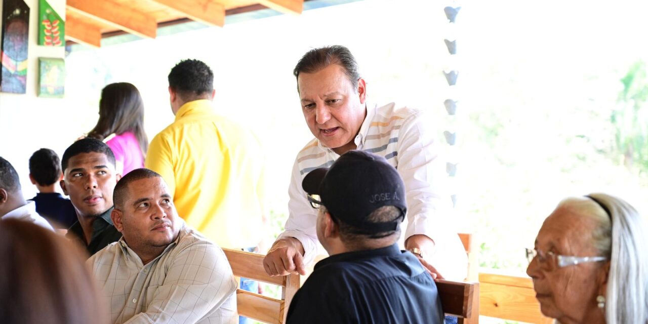 Abel Martínez participa en el desayuno con líderes y partidarios en Yaguate