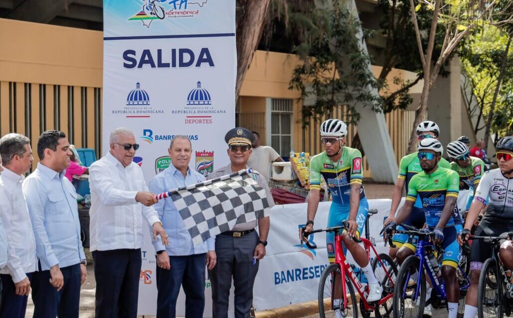 Ministros Andrés Bautista y Kelvin Cruz dan banderazo para aperturar Vuelta Ciclística Independencia
