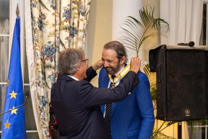 España impone una encomienda de Juan Luis Guerra de la Real Orden de Isabel la Católica