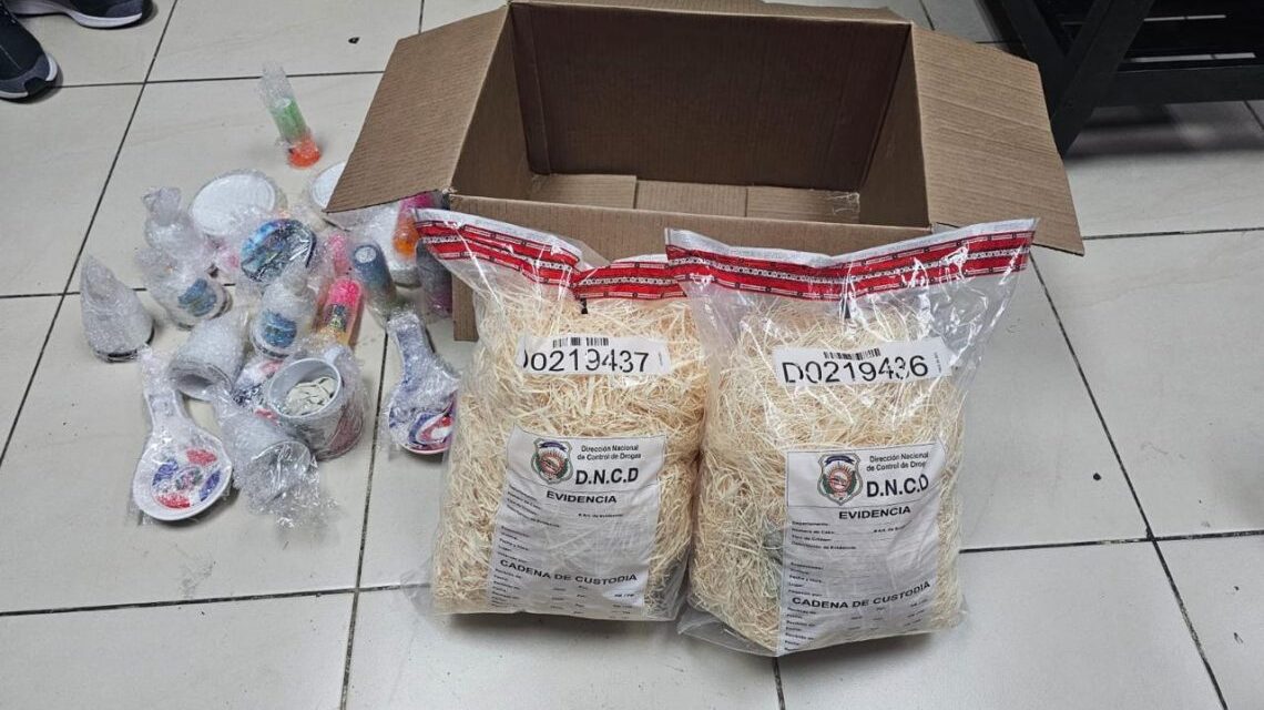 Las autoridades confiscaron papel y carpetas empapadas de cocaína en el aeropuerto de Las Américas
