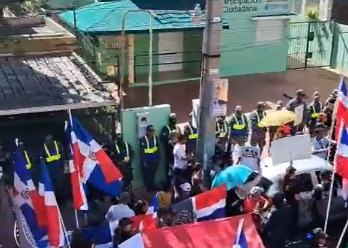 Los manifestantes exigen la disolución de la décimo ciudadana sobre las reclamaciones de financiación extranjera