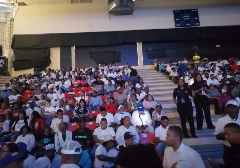 Los perremeists comienzan a llegar al Centro Olímpico para participar en el décimo aniversario del PRM