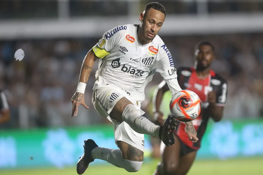 Neymar muestra destellos de buen fútbol en su regreso con el Santos