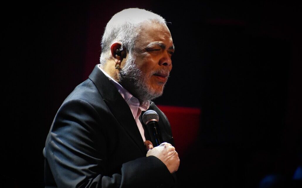 Francisco Céspedes adecuado, romántico y muy cercano en su concierto sinfónico