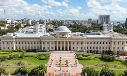 Bellas artes, maniquí de trámite transparente y gran dinamismo primoroso