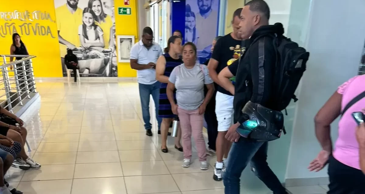 Pocas personas en puntos de renovación de calificativo en el Gran Santo Domingo