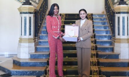 Naomi Campbell se encuentra con el líder de Tailandia