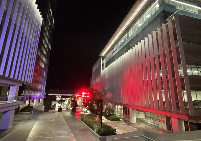 Tegucigalpa honra la independencia dominicana con rascacielos iluminados