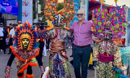 Santiago vibra con el manifestación de su carnaval: un desfile de civilización, tribu y diversión