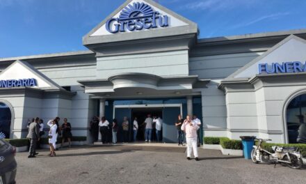 Familia y amigos llegan actos funerarios de Félix Cumbé