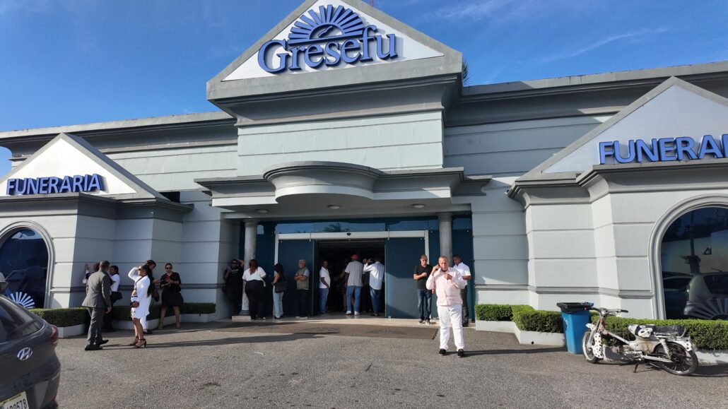 Familia y amigos llegan actos funerarios de Félix Cumbé