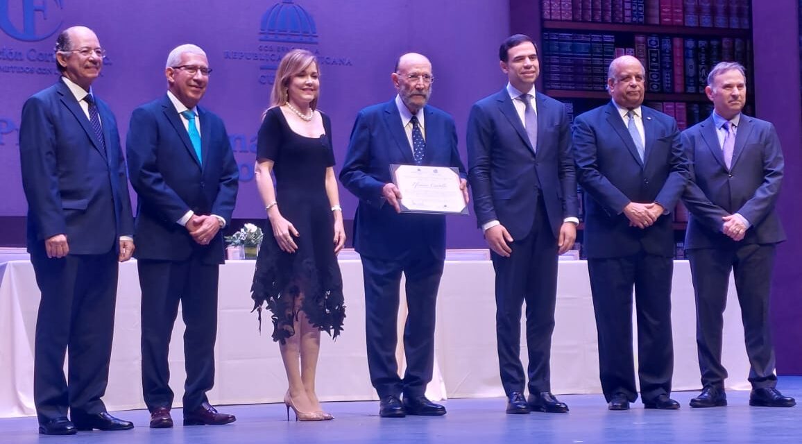 Efraín Castillo recibe el Premio Nacional de Literatura 2025